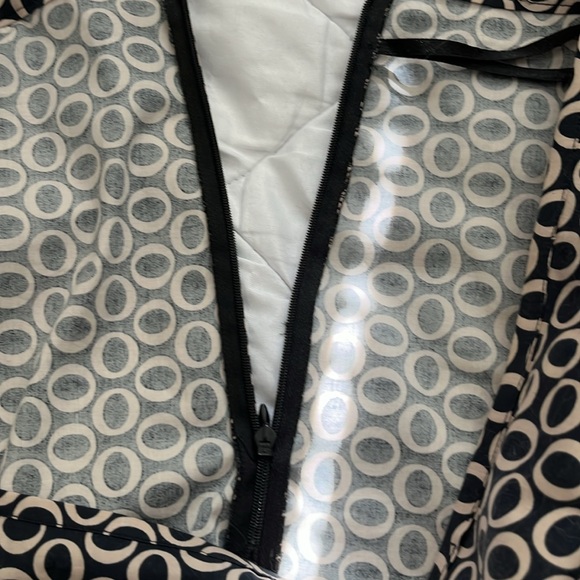 Gap skirt size 16, love the pattern. Has a zipper on the back. Flattering on - Picture 5 of 6